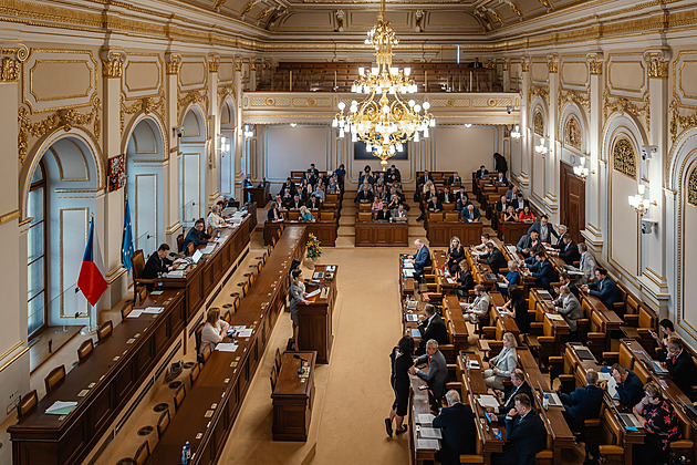 Poslanci začali odpověďmi členů vlády na písemné interpelace, ministři ale nepřišli