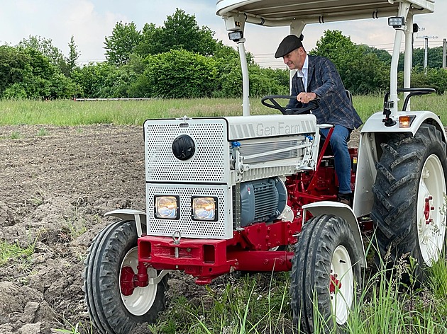 Bývalý šéf VW chová dobytek, pěstuje hrušky a chystá elektrický traktor