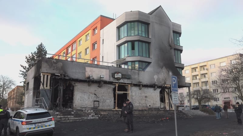 Tragický požár restaurace v Mostě: Ze smrti sedmi lidí viní policie manželský pár