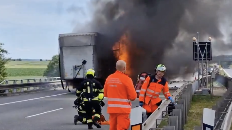 Dvě smrtelné nehody na D2 u Brna: Osobní vozy se srazily s nákladním, hasiči bojovali s ohněm