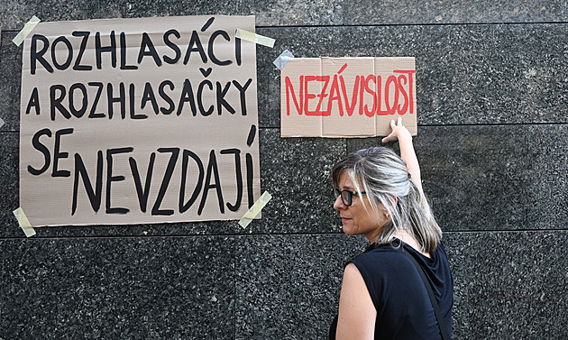 ČT a rozhlas jsou ve stávce. Vysílání začíná se zpožděním, zaměstnanci oblékli černou