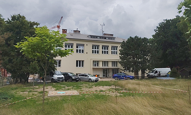 Škola je rok hotová a zeje prázdnotou. Město konečně dohaduje smír se sousedem