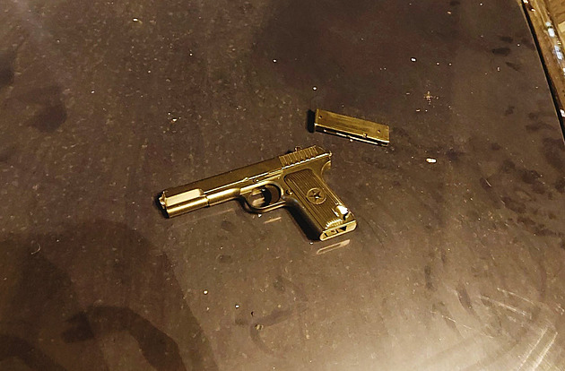 Nezletilý chlapec vyděsil kolemjdoucí v noci pistolí. Ukázalo se, že je na kuličky
