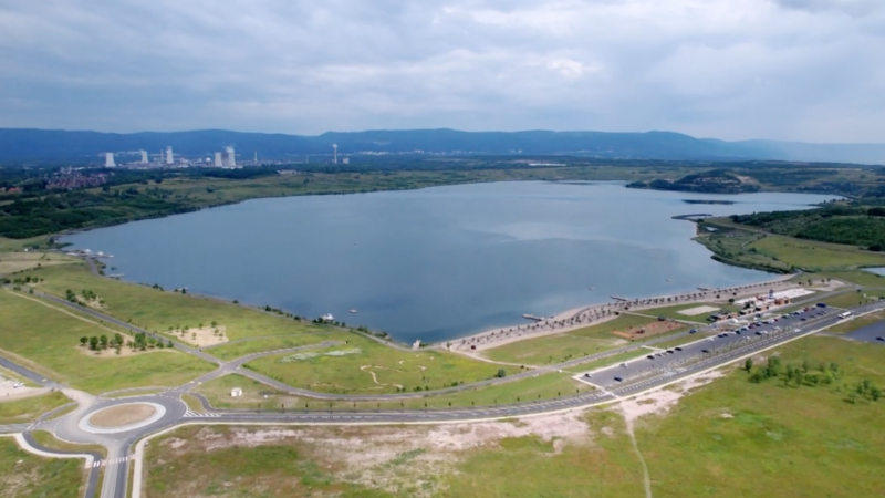 Kvůli silné bouřce se dvojice nemohla dostat na břeh. Na jezeře Most po nich pátrají
