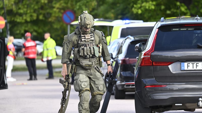 Útočník s mečem ve Švédsku na střední škole zranil několik lidí. Policie agresora postřelila