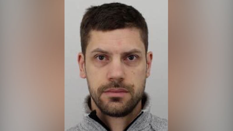 Poplach na Karlovarsku: Muž vážně zranil svou blízkou a utekl. V akci jsou desítky policistů