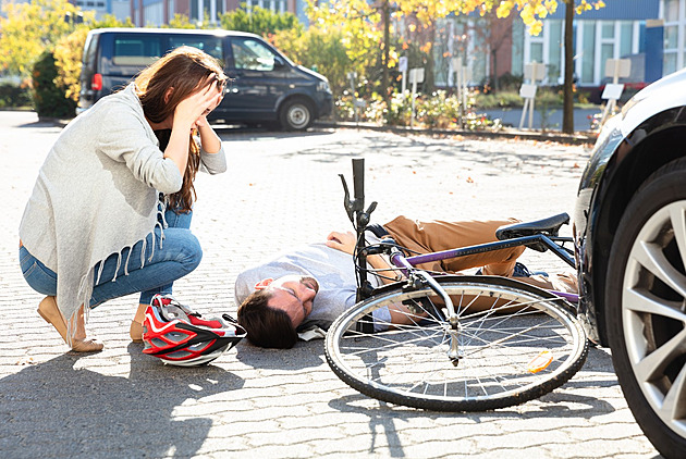 Odškodnění cyklisty při autonehodě: Jaké jsou možnosti a jaké dopady má jízda bez přilby