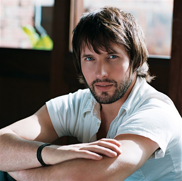 You’re Beautiful. Do Prahy opět přijede koncertovat písničkář James Blunt
