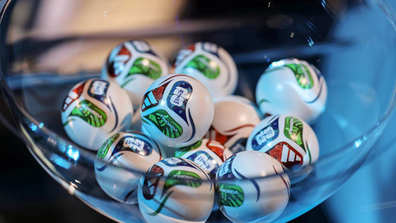 Losovačka v Rumunsku nadzvedla fanoušky. Funkcionář šátral po míčku podle nich příliš dlouho