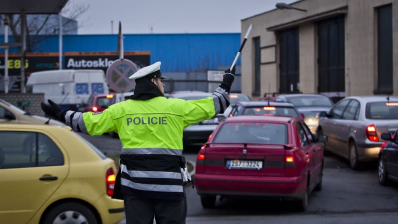 Tragická nehoda u Chebu: Auto srazilo chodce, zraněním podlehl