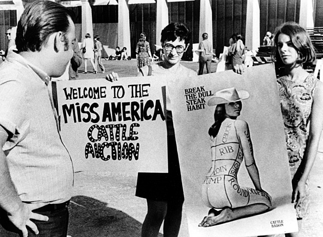 Korunovace ovce, podprsenky v koši. Miss America 1969 zachvátily protesty