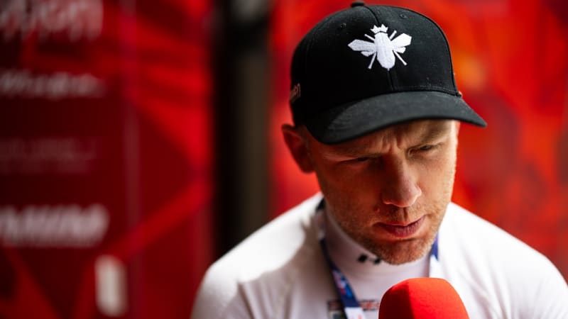 Ferrari se při závodě proměnilo v ohnivou kouli. Jezdce zachránil jeho rival, ukazují záběry