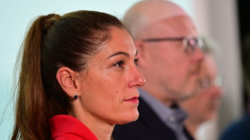 Decroix chce lidskost k pachatelům a změnu dětského certifikátu. ODS kritizuje ANO i opozice