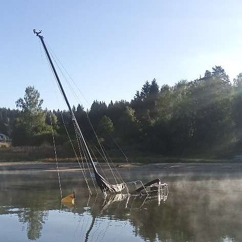 Na Lipně se potopila plachetnice. Hasiči vylovili kanystr s naftou a vyzvedávali loď