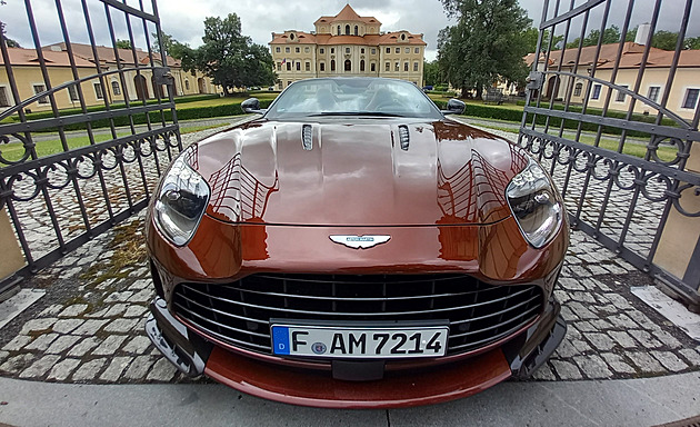 Dieta plná stejků. Aston Martin DB12 ve verzi S zhubl do plavek