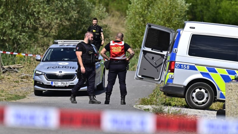 Zásah policie u jezera Most: Potápěč mluví o nálezu těla, může jít o ztraceného mladíka