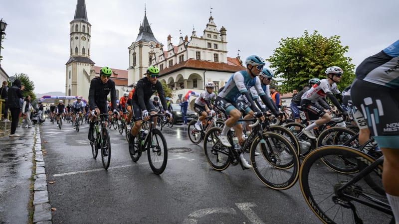 Dva slovenští cyklisté museli odstoupit ze slavného závodu. Kamera zachytila, jak podváděli