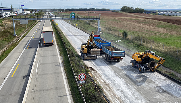 Pět kilometrů nového povrchu za pět dní. Betonáři na D5 nepolevují ani v noci