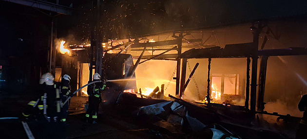 V Hradci hořela hala s automobilovými veterány, škoda je asi 20 milionů