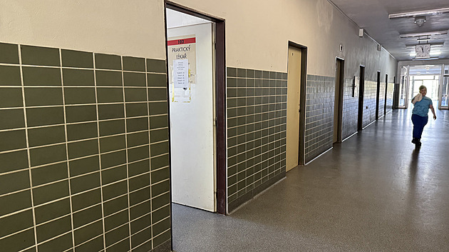 Střelba na poliklinice. Policie obvinila mladíka a upřesnila okolnosti útěku