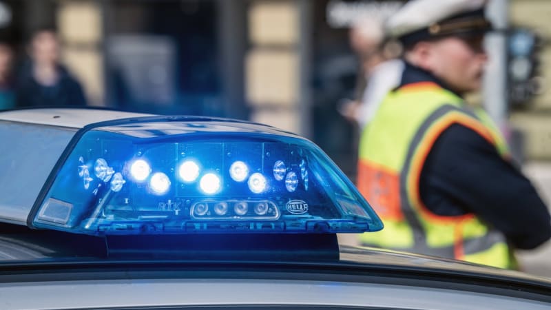 Mrtvá holčička ležela u silnice v nákupní tašce. Policisté z Beckumu pátrají po její matce