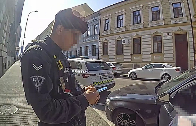 Strážníci kontrolovali řidičku zmatkující v jednosměrce, z auta čpěla marihuana