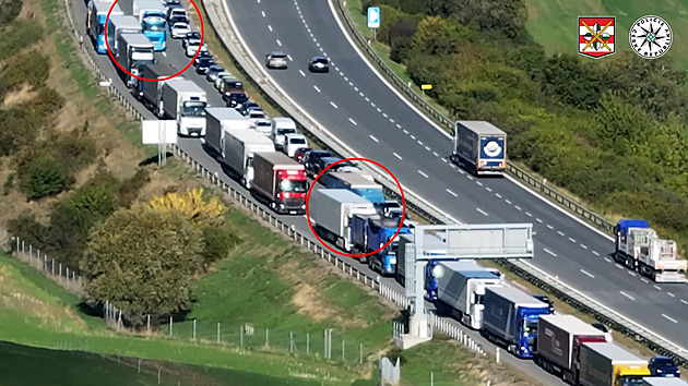 Kamiony předjížděly kolonu na D1 uličkou pro záchranáře, natočil je policejní dron