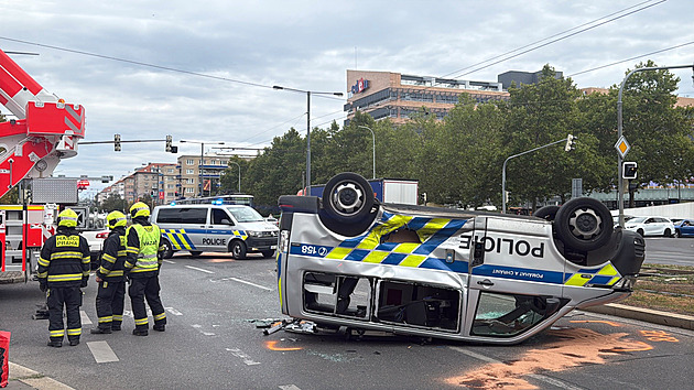 Policejní dodávka skončila po střetu s osobním autem na střeše