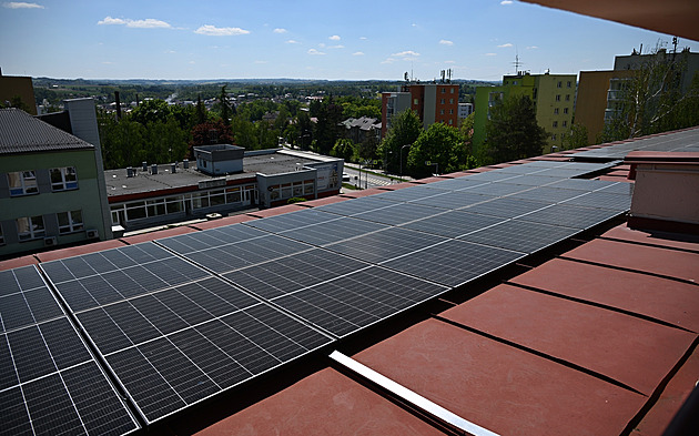 Brod vsadil na fotovoltaiku, montuje už desátou městskou sluneční elektrárnu