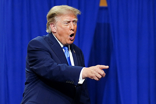 Trump žádá o prověření zamítnuté žaloby na Hillary Clintonovou
