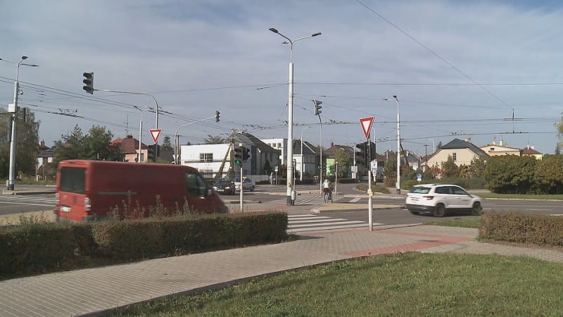 Nová křižovatka děsí řidiče na Pardubicku: Nevědí, kdo má komu dávat přednost