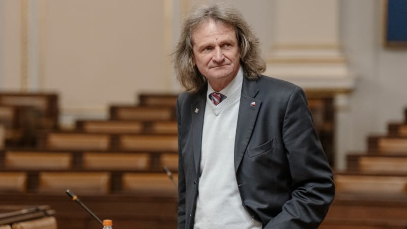 Opozice nebude chodit s Ševčíkem do debat, dokud se neomluví. Podle ní mohl být opilý