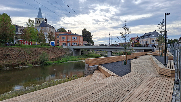 Nábřeží Bečvy v Meziříčí zútulnila náplavka, podle opozice neodolá povodním