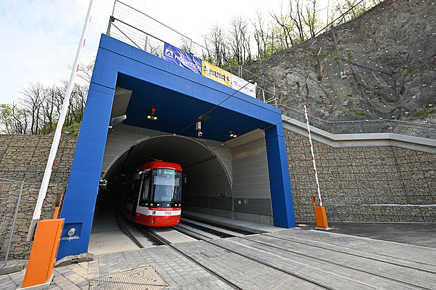 Seniorka zabloudila do tramvajového tunelu, provoz na páteřní lince kvůli ní stál
