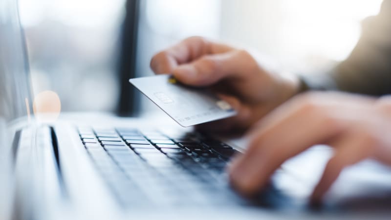 Nezaplatíte kartou na internetu, nepůjde ani aplikace. Velká banka v Česku oznámila odstávku