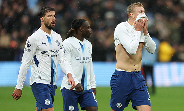 City poprvé prohrálo a Arsenal toho využil, Tottenham ovládl derby proti Chelsea