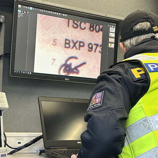 Stonásobně zvětšený padělek. Policisté odhalují falešné doklady rovnou u dálnice